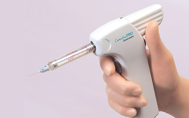 電動麻酔器を使用しゆっくりと一定速度で麻酔液を注入していきます